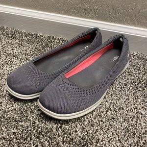 Women’s 10 Sketchers flats
